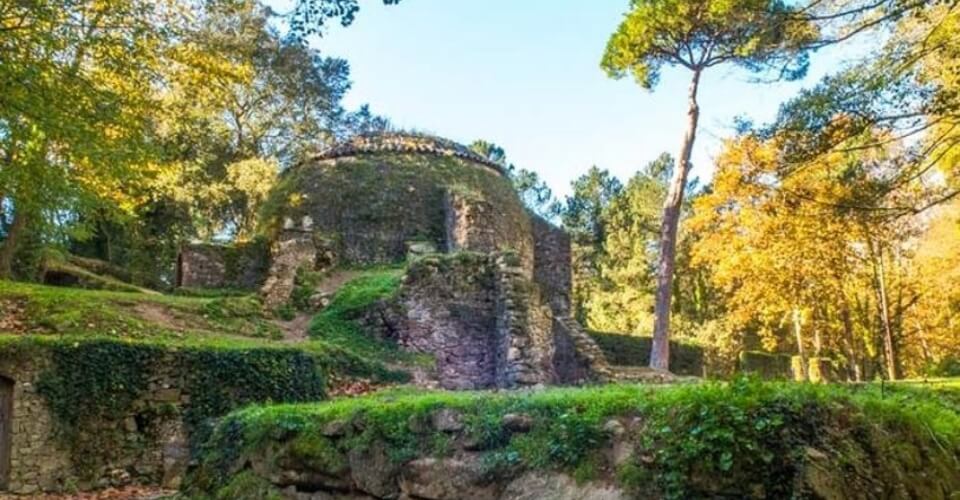 Imatge del Pou de Glac, situat al bosc envoltat de natura y arbres molt bonics