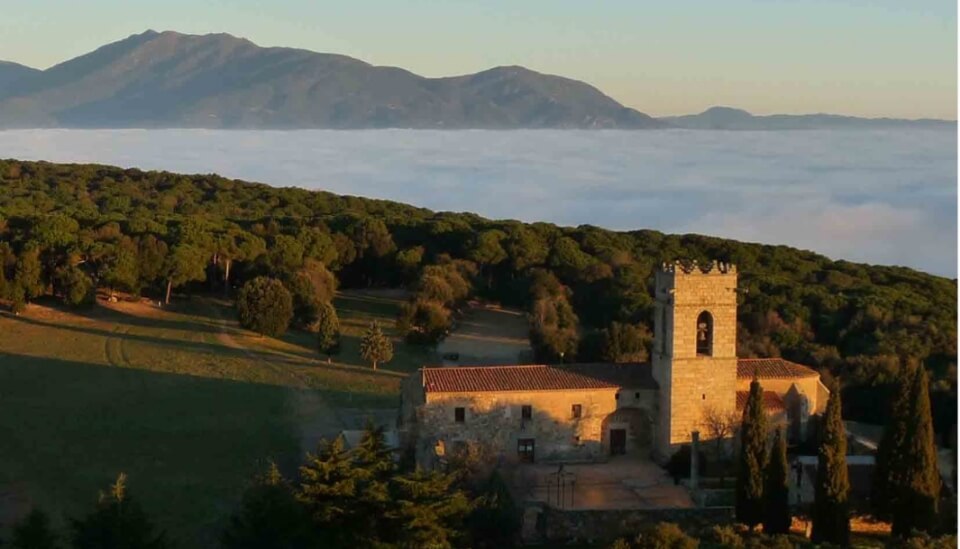 Santuari del Corredor a dosrius, un paisatge increible amb les muntanyes de fons