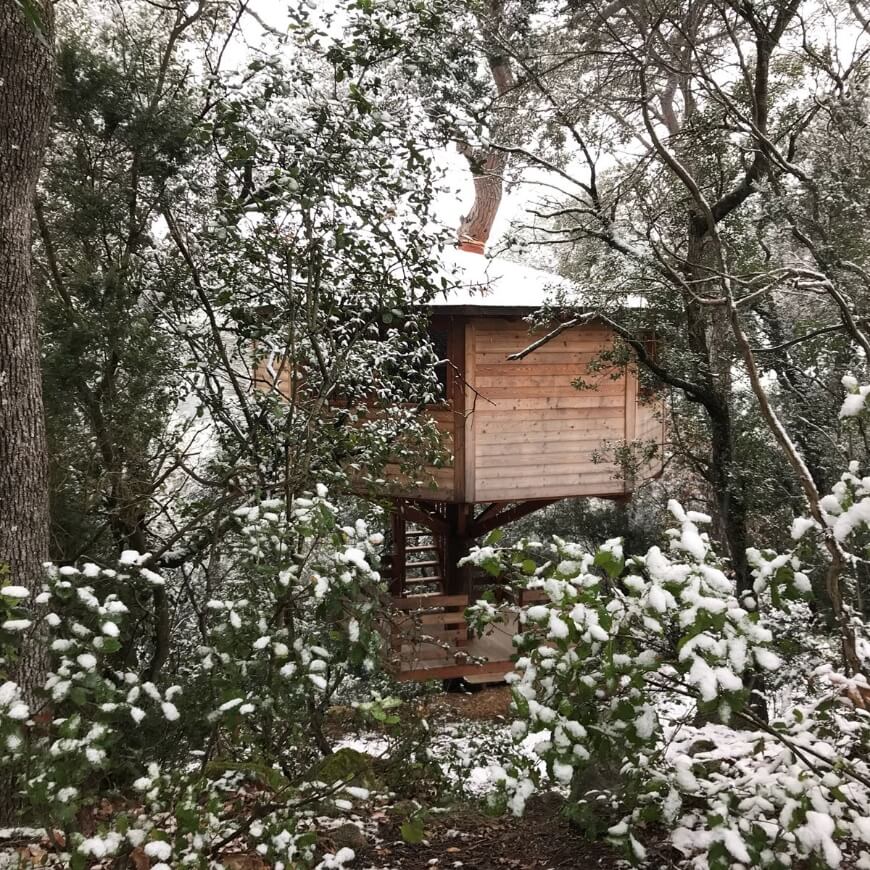 Cabanya d'alt de l'arbre en un paisatge tot nevat a un gampling a Catalunya