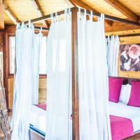 llit de matrimoni a una cabana al bosc