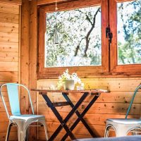 taula de fusta a una habitació en plena naturalesa