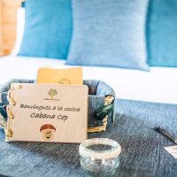 detall al llit de la cabanya al bosc