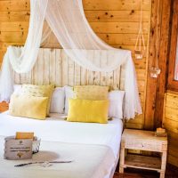 llit de matrimoni per una escapada romantica a cabana als arbres